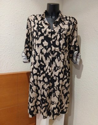 Vestido camisero estampado beige y negro