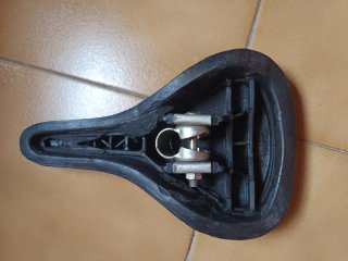 Sillín de bicicleta negro