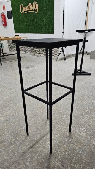 Mesa alta madera y metal negra