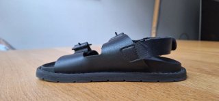 SANDALIAS NEGRAS INFANTILES. De Zara. T30.