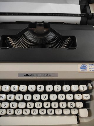Máquina de escribir Olivetti Lettera 40