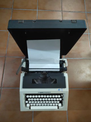 Máquina de escribir Olivetti Lettera 40