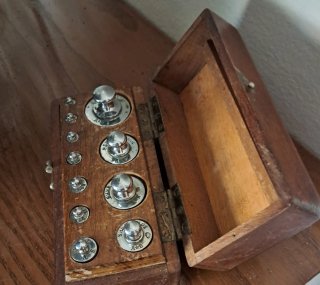 Antiguo juego de pesas de precisión