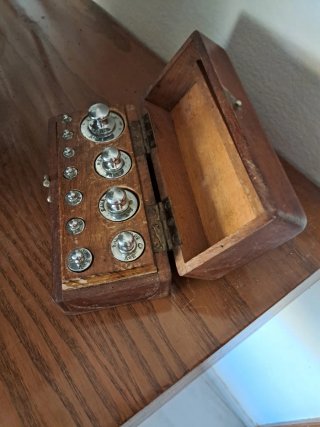Antiguo juego de pesas de precisión