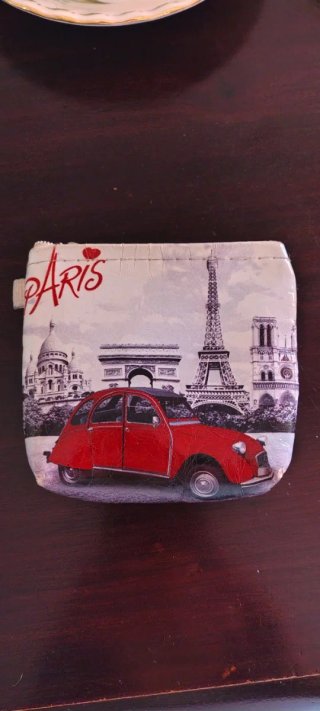 Souvenir Parigi con auto rossa