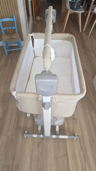 Cuna balanceable con ruedas