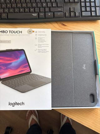 Logitech Combo Touch Funda Teclado iPad 10ª Gen