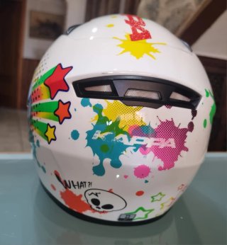 Casco de moto con diseño Boom