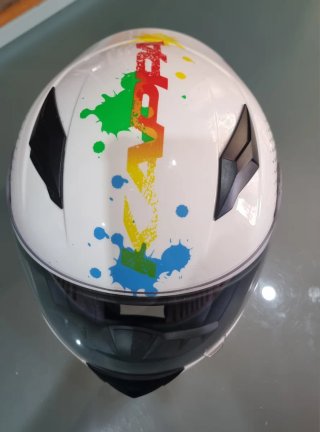 Casco de moto con diseño Boom