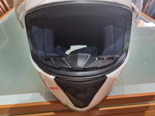 Casco de moto con diseño Boom
