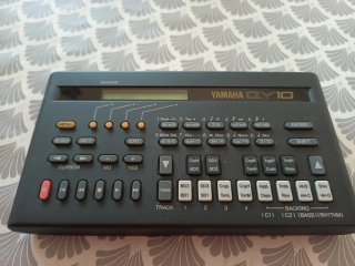 Yamaha QY10 Music Sequencer