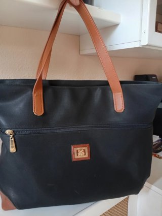 Bolso de viaje negro y camel
