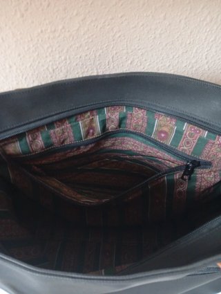 Bolso de viaje negro y camel