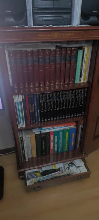 Librería antigua madera y metal