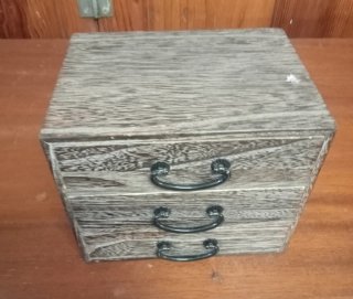 Cajonera de madera antigua