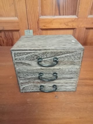 Cajonera de madera antigua