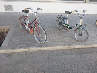 Bicicleta Clásica Roja y Verde