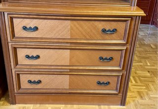 Estantería de madera con cómoda