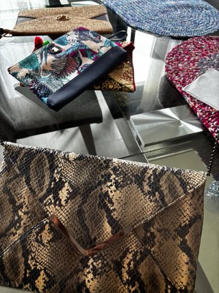 Bolso de mano estampado serpiente