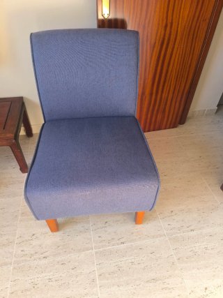 Sillón de tela azul sin brazos