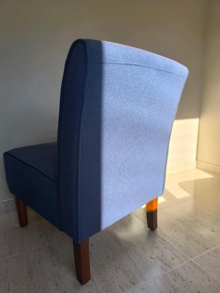 Sillón de tela azul sin brazos