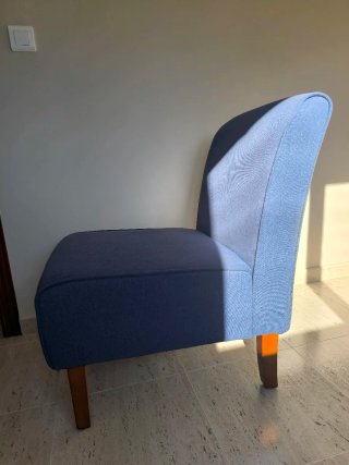 Sillón de tela azul sin brazos
