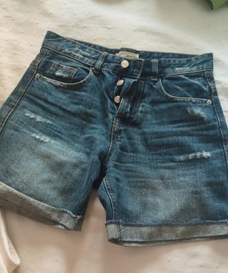 Pantalón corto vaquero desgastado