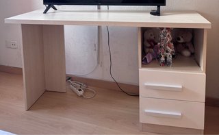 Escritorio beige y blanco