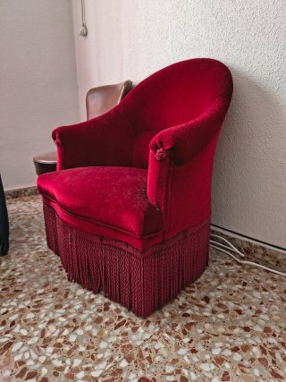 Sillón grande rojo y butacas de época