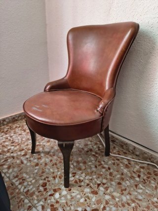 Sillón grande rojo y butacas de época