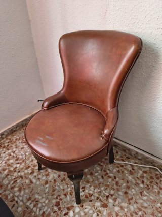 Sillón grande rojo y butacas de época