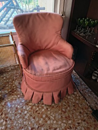 Sillón grande rojo y butacas de época