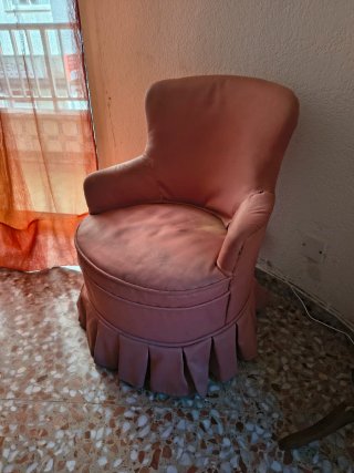 Sillón grande rojo y butacas de época