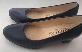 Zapatos de salón de piel azules sin estrenar