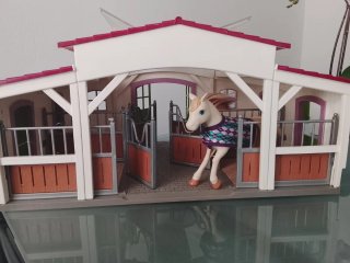 Establo de juguete grande + un caballo