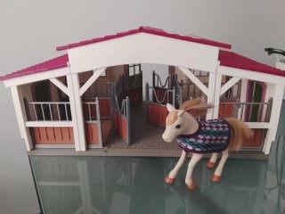 Establo de juguete grande + un caballo