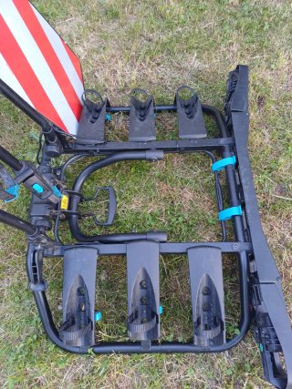Portabicicletas para 3 bicicletas.
