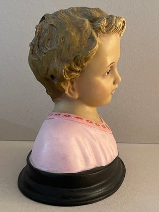 Busto niño religioso. Obra de Olot, ojos cristal.