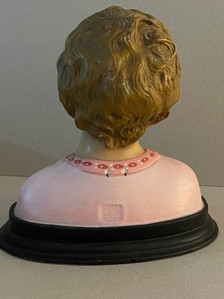 Busto niño religioso. Obra de Olot, ojos cristal.