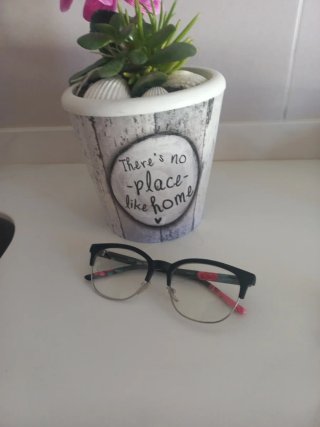 Gafas de vista negras con detalles rosas