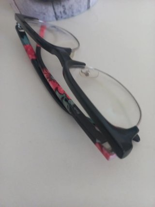 Gafas de vista negras con detalles rosas
