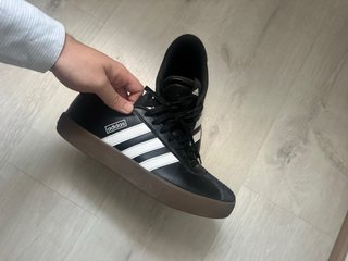Zapatillas Adidas Negras y Marrones