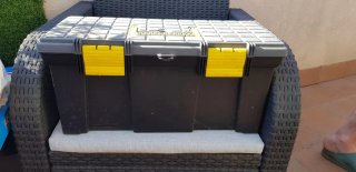 Caja de herramientas gris con cierres amarillos