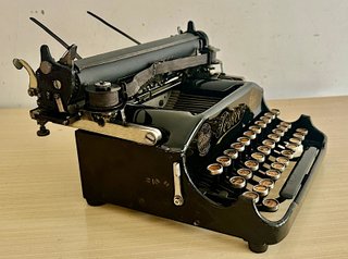 Macchina da scrivere Perkeo con valigetta