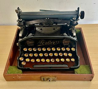 Macchina da scrivere Perkeo con valigetta