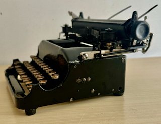 Macchina da scrivere Perkeo con valigetta