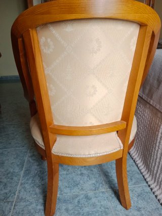 Butaca descalzadora madera y tela beige