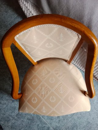 Butaca descalzadora madera y tela beige