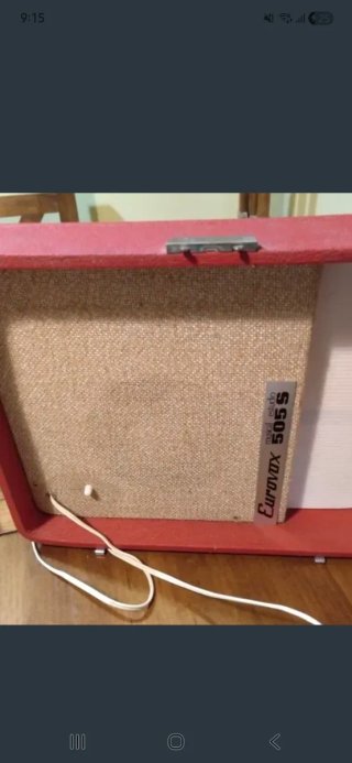Tocadiscos antiguo beige y rojo