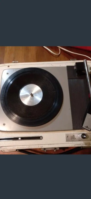 Tocadiscos antiguo beige y rojo